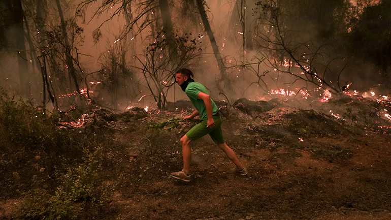 Σταθερό το νότιο μέτωπο στη βόρεια Εύβοια – Φουντώνει το μέτωπο από Γαλατσώνα προς Αβγαριά